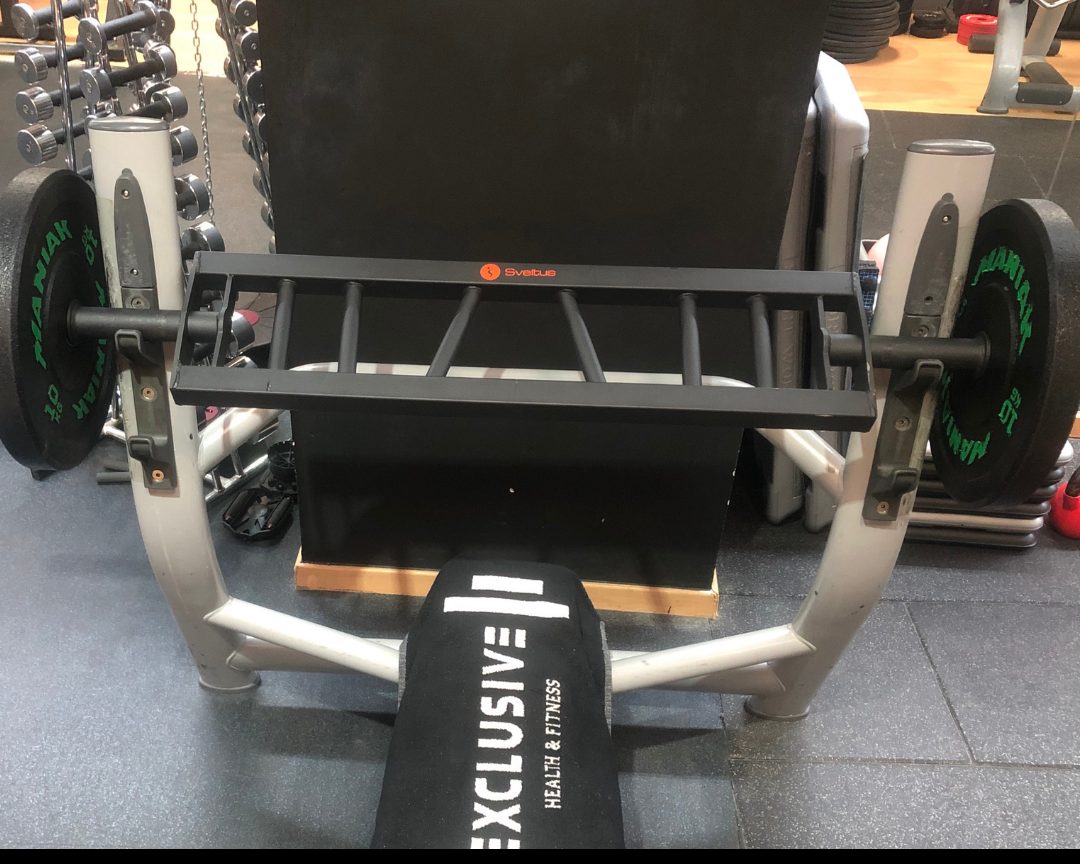 Banco de entrenamiento con el logo de Exclusive Health & Fitness