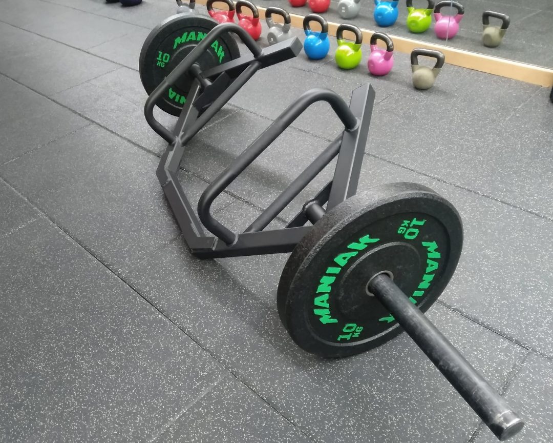 Trineo y kettlebells en la zona de peso libre